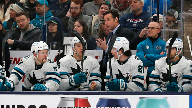 San Jose Sharks head coach David Quinn instructs center Nick Bonino (13) during the first period